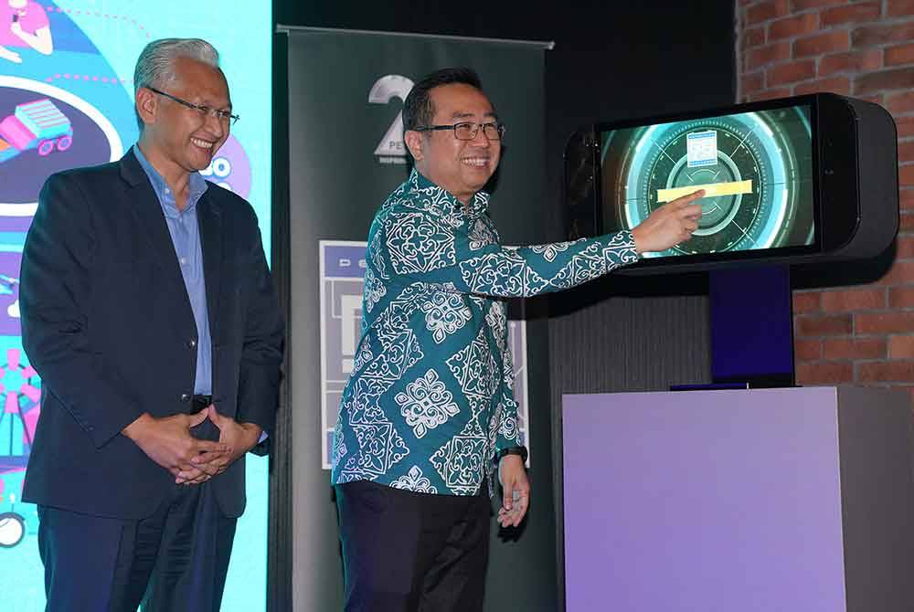 Chang Lih Kang (kanan) bersama Ezarisma Azni Mohamad (kiri) merasmikan Petrosains RBTX Challenge 2024 pada Isnin.