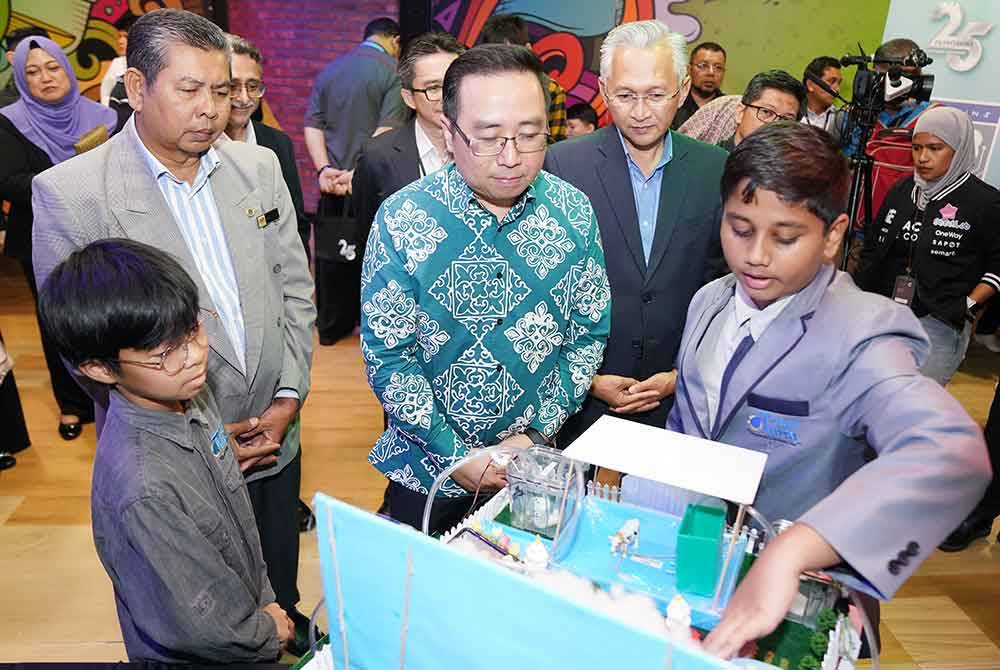 Chang Lih Kang (tengah) bersama Ezarisma Azni Mohamad (dua dari kanan) melawat dan melihat robotik selepas merasmikan Petrosains RBTX Challenge 2024 pada Isnin.