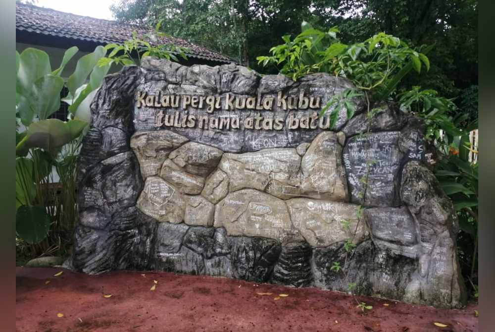 Bait lirik 'Kalau pergi Kuala Kubu, tulis nama atas batu' diterjemah menerusi penghasilan batu simen yang terdapat di Galeri Seni dan Sastera Hulu Selangor.