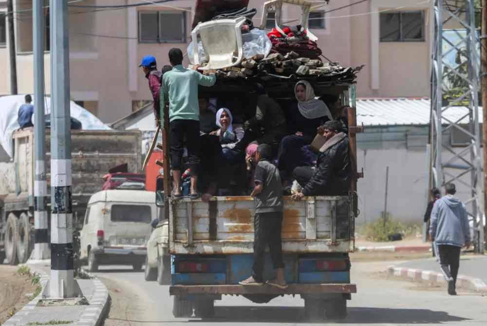 Penduduk Gaza membawa barangan keperluan mereka berpindah dari timur Rafah.