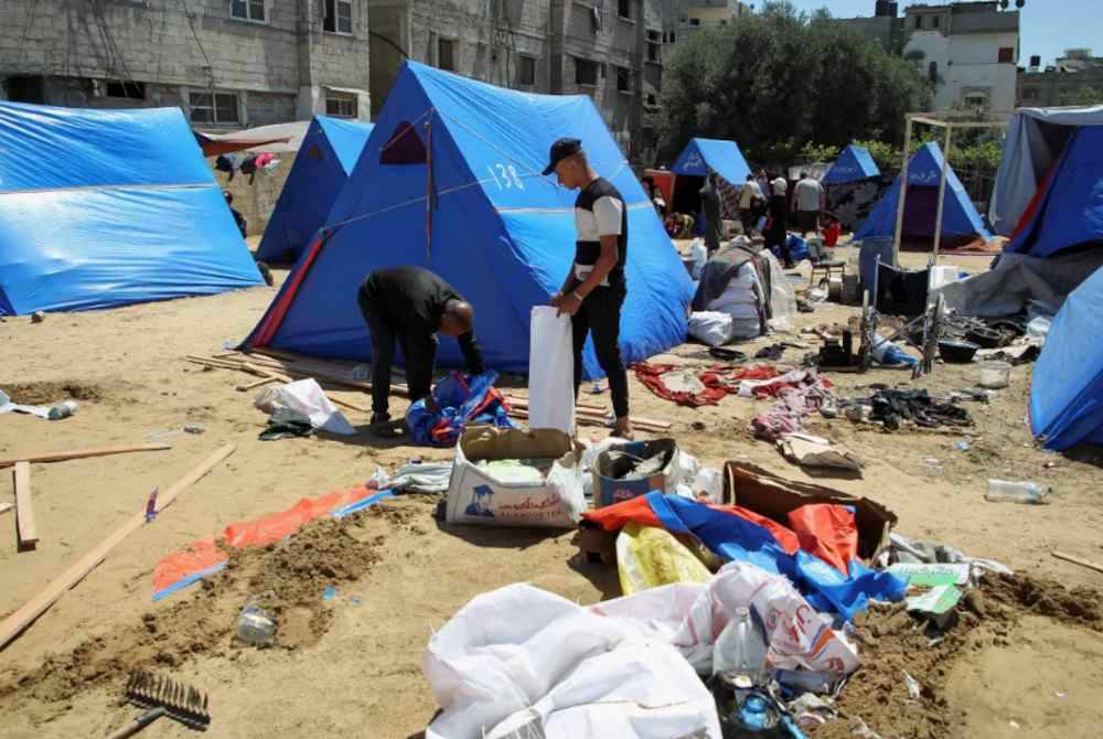 Komuniti yang tinggal di bawah khemah sementara terpaksa akur dengan arahan perpindahan Israel.