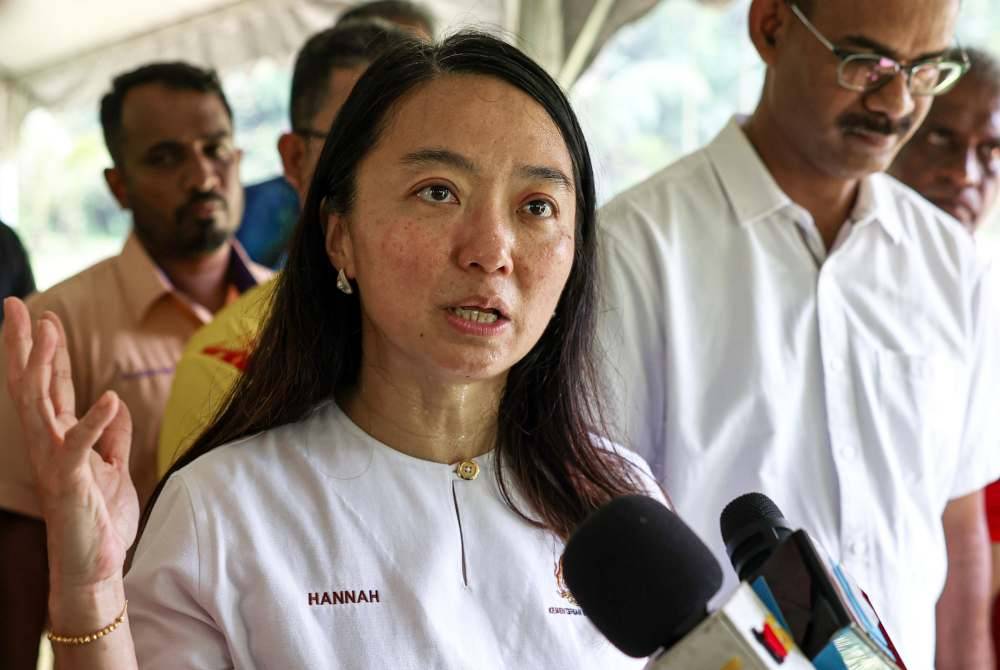 Hannah Yeoh ketika ditemu ramah selepas Program Klinik Bola Sepak bersama Komuniti Orang Asli Kuala Kubu Bharu dan Jelajah Promosi Rakan Muda@Hulu Selangor di Kampung Orang Asli Peretak, pada Selasa. Foto Bernama
