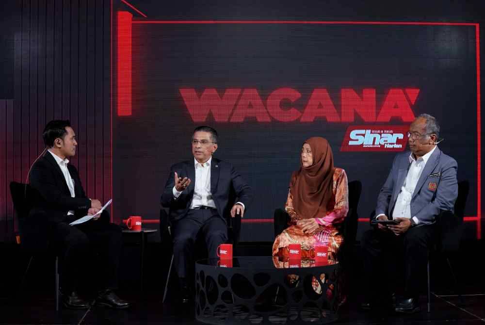 Wacana Sinar edisi 439 bertajuk 'Gaji Naik, Produktiviti Macam Mana?' dihoskan oleh Ismail Adnan (kiri) menampilkan ahli panel Ahli Parlimen Ledang, Syed Ibrahim Syed Noh (dua dari kiri); Pakar ekonomi, Dr Baayah Baba dan Setiausaha Agung CUEPACS, Abdul Rahman Mohd Nordin (kanan) yang berlangsung di Kompleks Kumpulan Karangkraf pada Selasa. Foto SINAR HARIAN / MOHD HALIM ABDUL WAHID