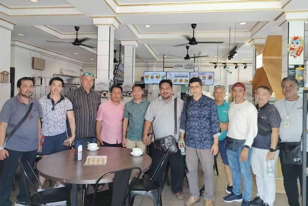 Aliakbar (lima dari kanan) ketika bertemu dengan ahli Persatuan Pemilik Syarikat dan Pengusaha Bot Pelancongan Jesselton Point Kota Kinabalu bagi membincangkan isu yang dihadapi mereka pada Selasa.