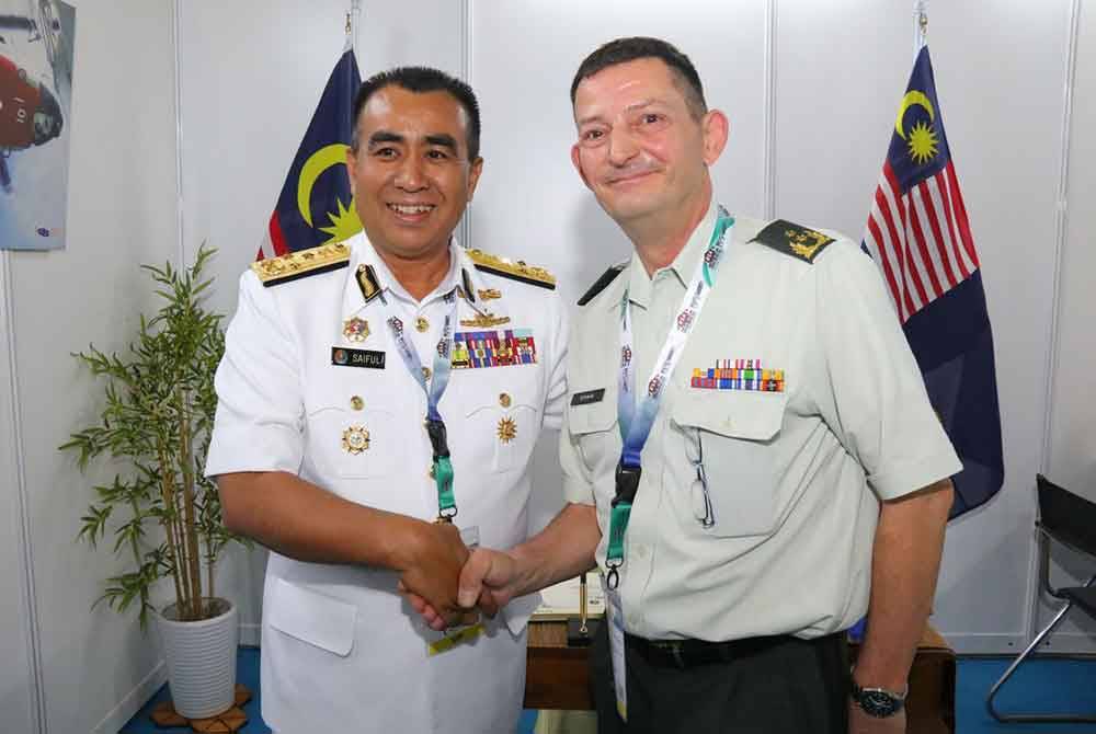 Timbalan Komander Pusat Pemerintahan Bekalan dan IT, Kementerian Pertahanan Belanda, Major
General Ludy Schmidt mengadakan kunjungan hormat terhadap Saiful pada DSA dan NATSEC 2024 di MITEC Kuala Lumpur.