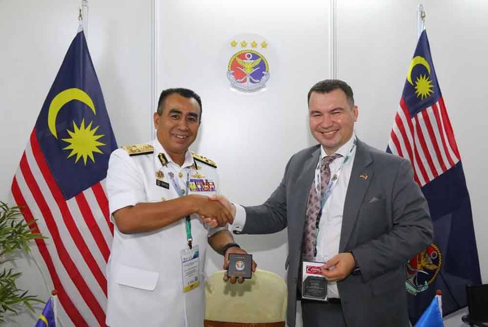 Saiful turut menerima kunjungan hormat wakil kedutaan Ukraine pada DSA dan NATSEC 2024 di MITEC Kuala Lumpur.