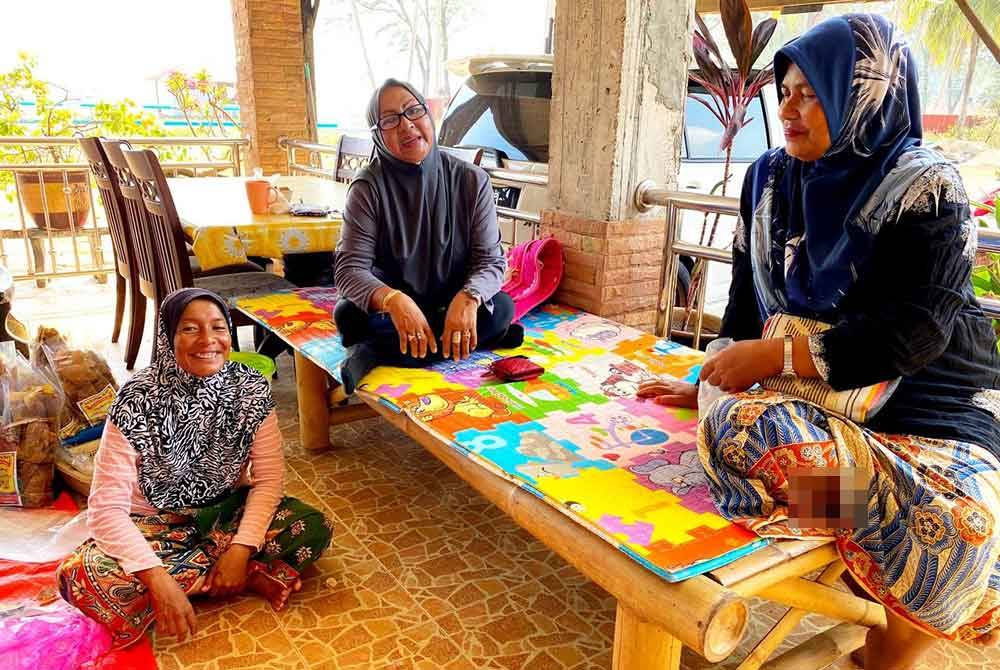 Narizah (tengah) melayan sanak-saudara yang datang bertanya khabar tentang Siti Aisyah di rumahnya di Kampung Geting, Pengkalan Kubor, Tumpat.