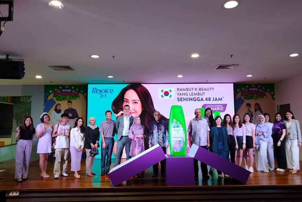 Tetamu jemputan bergambar bersama pada Majlis pelancaran Rejoice Korean Lavender Shampoo di Mydin Subang Jaya