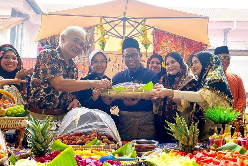 Nik Akhtar Ulhaq (tengah) meraikan Rumah Terbuka Aidilfitri JIM Kelantan di Kota Bharu pada Rabu.