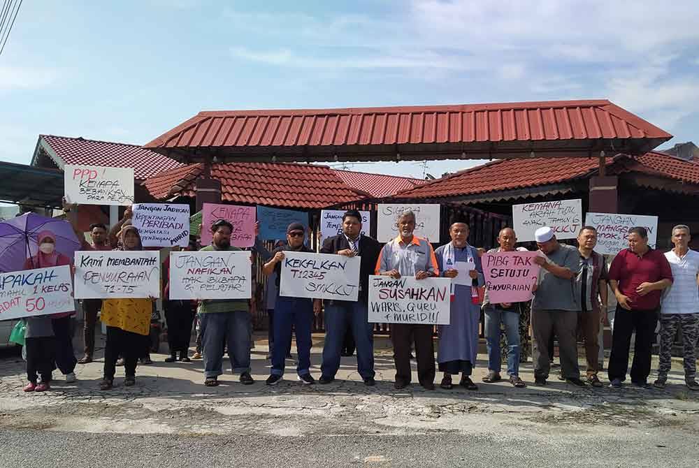 Antara yang menyatakan bantahan terhadap keputusan menjadikan SMKKJ kepada kolej tingkatan enam sepenuhnya dan penutupan kelas tingkatan satu sejak dua tahun kebelakangan ini.