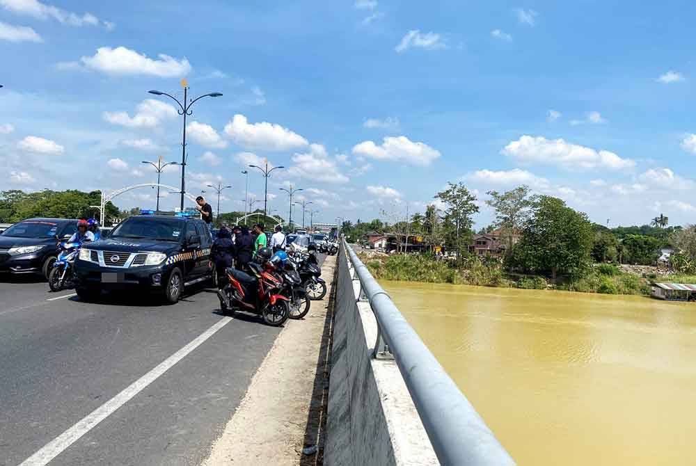 Lokasi di mana seorang lelaki berusia 30-an dipercayai terjatuh ke dalam Sungai Kelantan di Jambatan Sultan Yahya Petra, di Kota Bharu pada Rabu.
