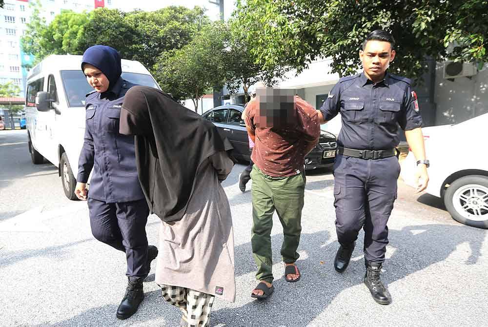 Kedua-dua tertuduh diiring polis ketika hadir ke mahkamah.