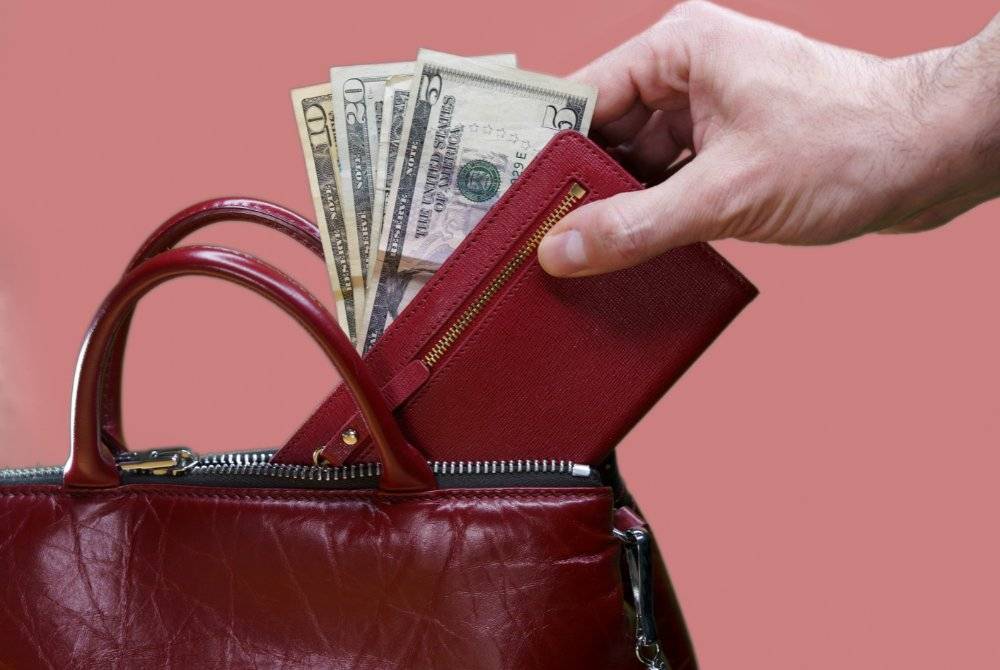 TIDAK wajar suami mengambil duit isteri tanpa meminta izin terlebih dahulu. Foto Canva