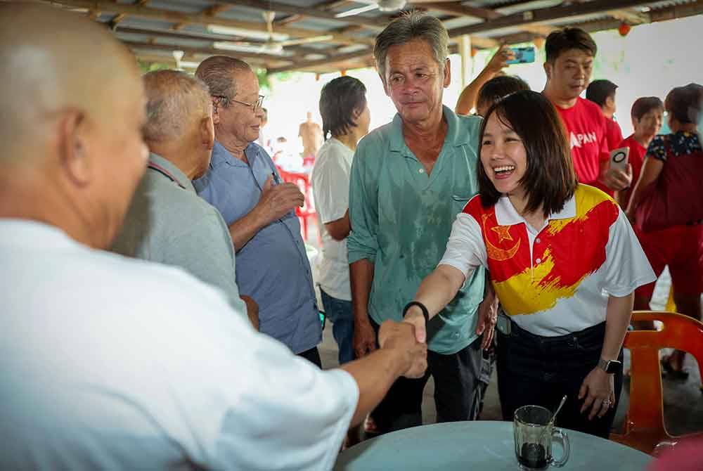 Sock Tao (kanan) beramah mesra dengan penduduk setempat pada Program Santai Bersama Calon PH Kuala Kubu Baharu di Kampung Asam Kumbang, Kuala Kubu Baharu sempena kempen bagi PRK DUN Kuala Kubu Baharu, hari ini. Foto Bernama
