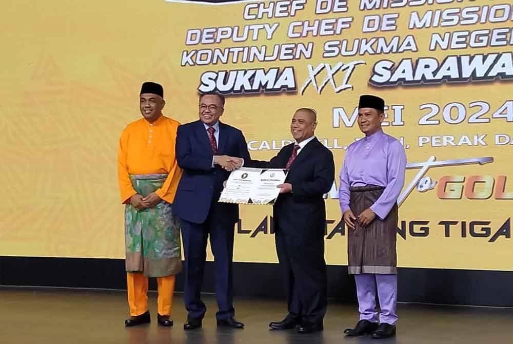 Saarani (dua dari kanan) menyerahkan watikah pelantikan sebagai Chef De Mission kepada Ahmad Suaidi sempena Majlis Penyampaian Insentif Kecemerlangan Sukan Negeri Perak dan Countdown 100 Hari Sukan Malaysia (Sukma) Sarawak XXI 2024 di Galasa Caldwell pada Rabu.