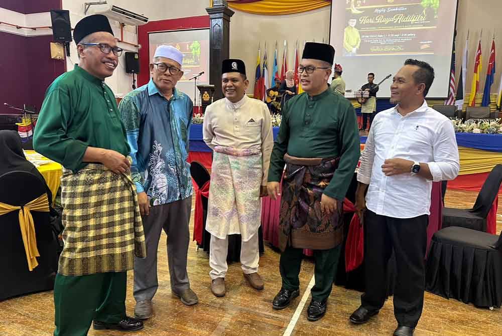 Zainal (dua dari kanan) meraikan tetamu yang hadir di Majlis Sambutan Hari Raya Aidilfitri pada Rabu.