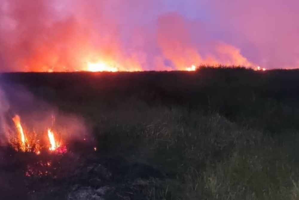 Kebakaran di Pasir Puteh ketika keadaan cuaca panas.