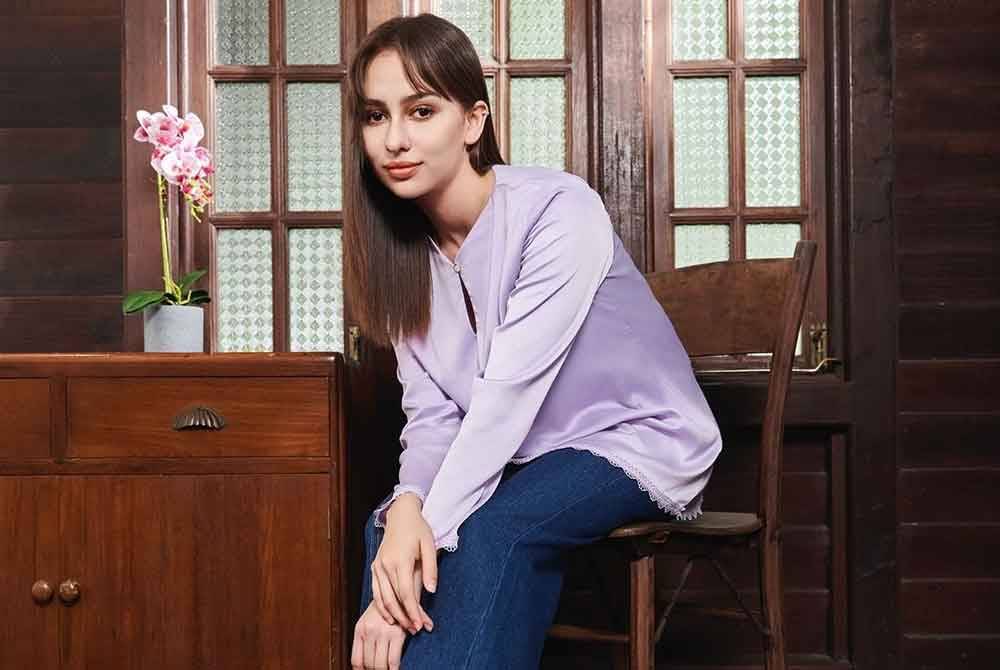 Bintang berusia 23 tahun ini lebih selesa berulang-alik dari Kuala Lumpur ke Jakarta, Indonesia demi mengembangkan karier seni.