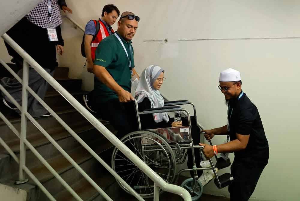 Bagi memastikan operasi haji dan keselamatan jemaah dalam keadaan baik, Lembaga Tabung Haji dengan kerjasama Malaysia Airports Holdings Bhd (MAHB) mengadakan satu simulasi latihan pengungsian (evacuation) bangunan di Lapangan Terbang Antarabangsa Kuala Lumpur (KLIA) Terminal 1 pada Rabu. Foto Bernama