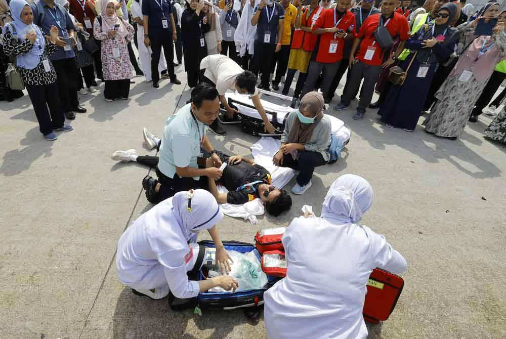 Bagi memastikan operasi haji dan keselamatan jemaah dalam keadaan baik, Lembaga Tabung Haji dengan kerjasama Malaysia Airports Holdings Bhd (MAHB) mengadakan satu simulasi latihan pengungsian (evacuation) bangunan di Lapangan Terbang Antarabangsa Kuala Lumpur (KLIA) Terminal 1 pada Rabu. Foto Bernama