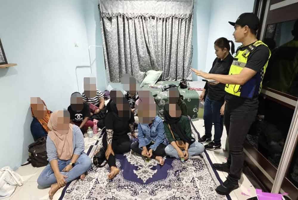 Polis menyerbu sebuah inap desa di Sabak Bernam, Selangor pada Selasa dan berjaya menahan PATI.