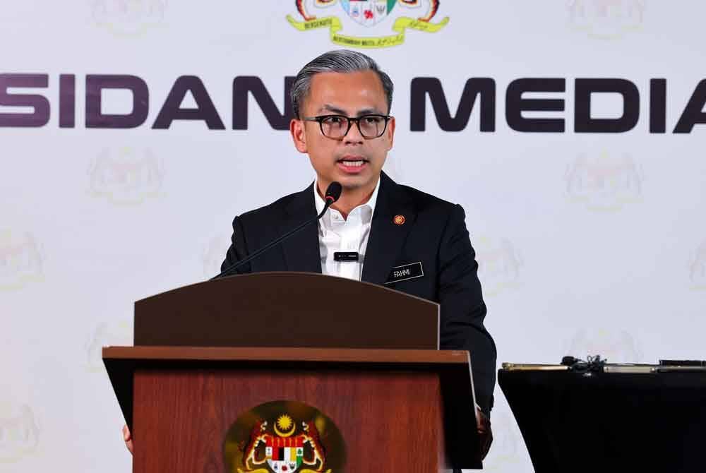 Fahmi mengadakan sidang media selepas mesyuarat pasca kabinet di kementeriannya pada Rabu. Foto Bernama