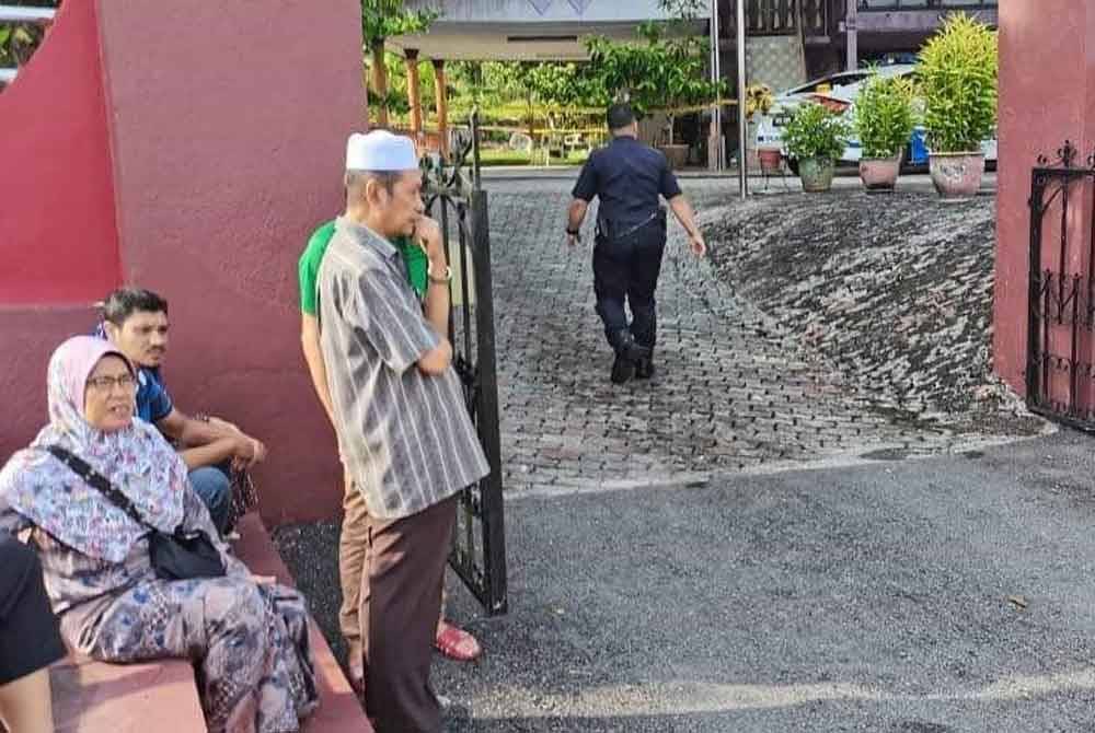 Anggota polis dilihat melakukan pemeriksaan di lokasi kejadian.