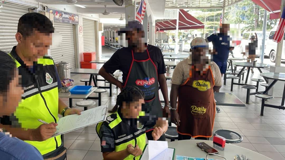 Jabatan Imigresen Perak turut menjalankan pemeriksaan di premis-premis makanan di Ipoh. Foto: ihsan Imigresen Perak