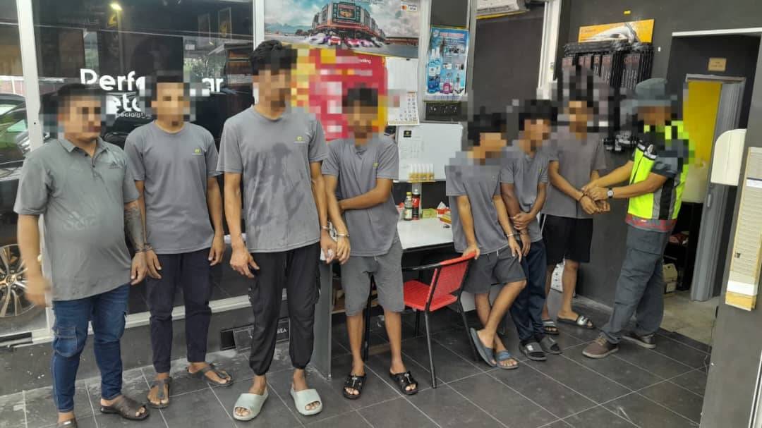 Sebahagian 39 PATI ditahan dalam pemeriksaan di sebuah premis dalam daerah Kinta. Foto: ihsan Imigresen Perak