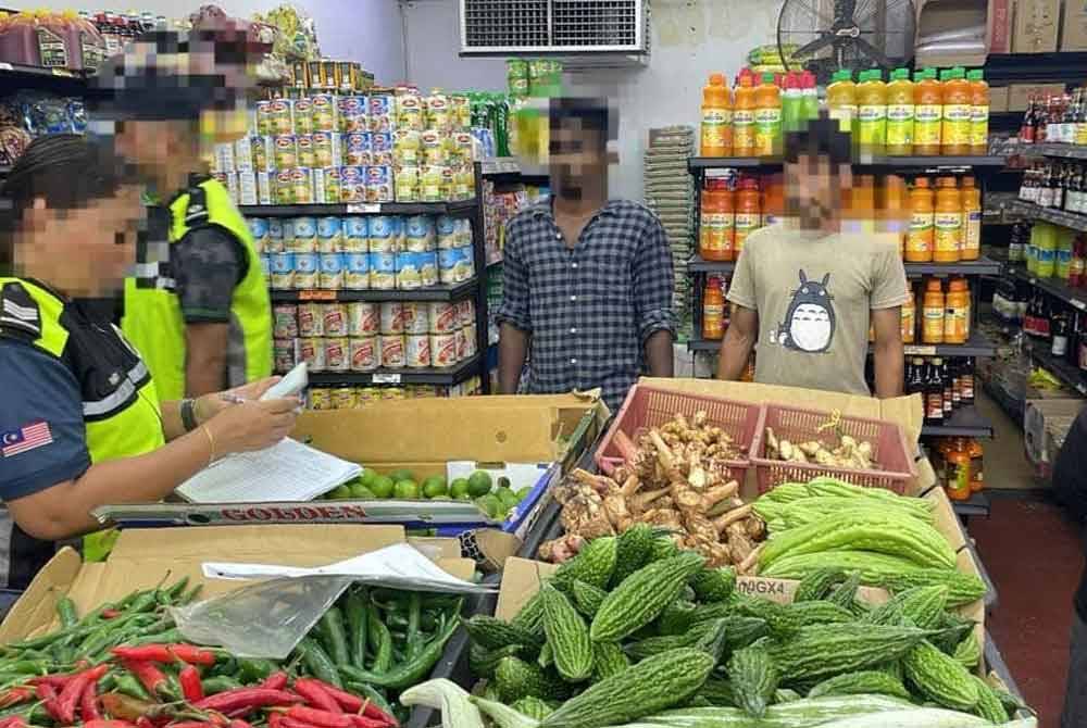 Pegawai Imigresen Perak menjalankan pemeriksaan di sebuah premis di daerah Kinta sebelum ditahan. Foto: ihsan Imigresen Perak