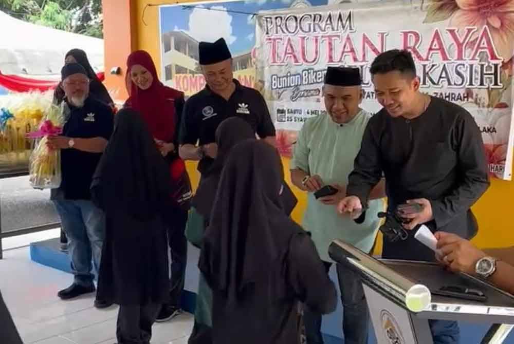 Pemberian duit raya kepada anak-anak yatim KAYFAZ.