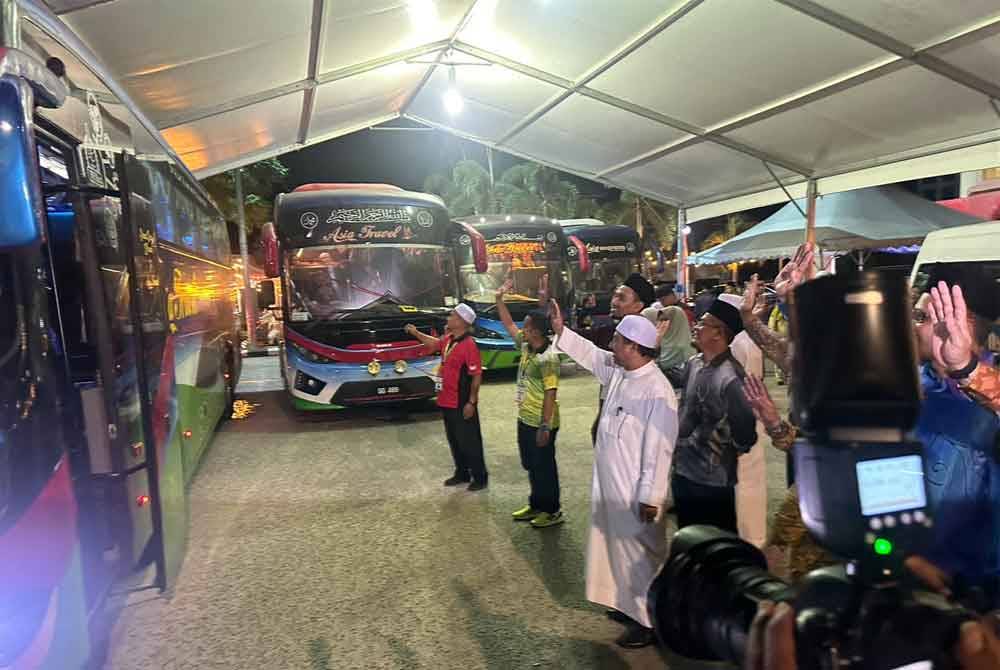 Mohd Nassuruddin (dua dari kanan) melambai ke arah jemaah yang bertolak ke Lapangan Terbang Sultan Ismail Petra, Pengkalan Chepa di sini.