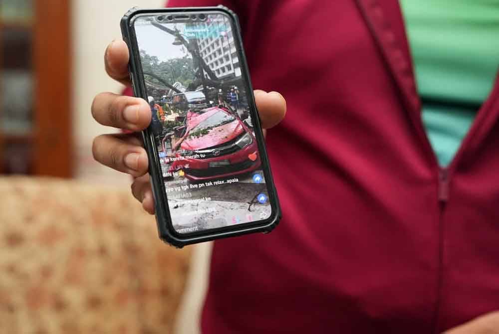 Abdul Hayyi menunjukkan keretanya yang rosak teruk akibat insiden pokok tumbang pada Selasa.