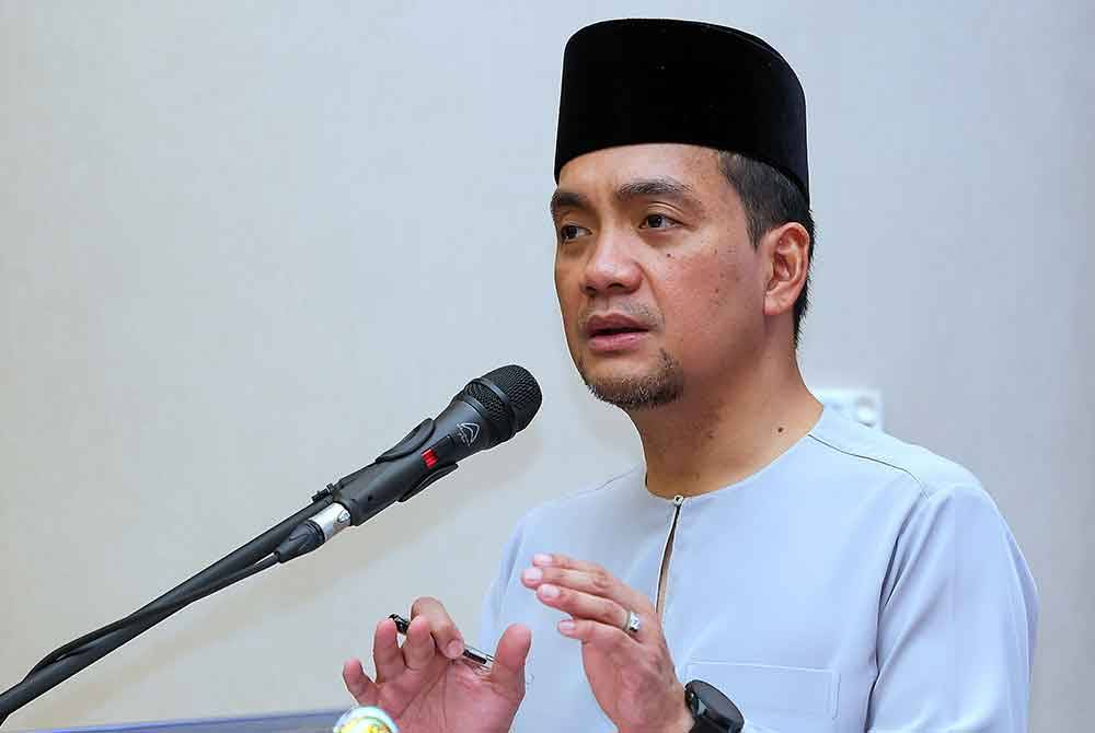 Onn Hafiz berucap pada Majlis Perasmian Mesyuarat Agung Tahunan ke-39 Persatuan Nelayan Negeri Johor (JOSFA) dan Jamuan Hari Raya di sebuah hotel, malam Rabu. Foto Bernama