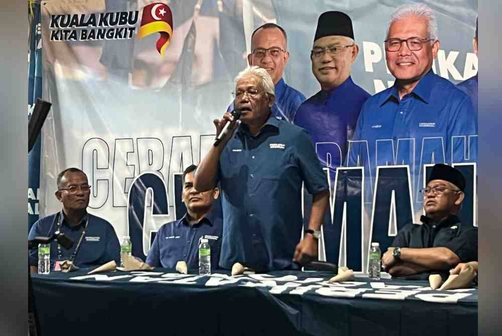 Hamzah (dua dari kanan) ketika hadir Ceramah Umum PN di Batang Kali pada malam Rabu