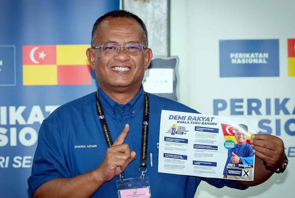 Khairul Azhari menunjukkan manifesto PN sempena PRK Kuala Kubu Baharu yang dilancarkan.