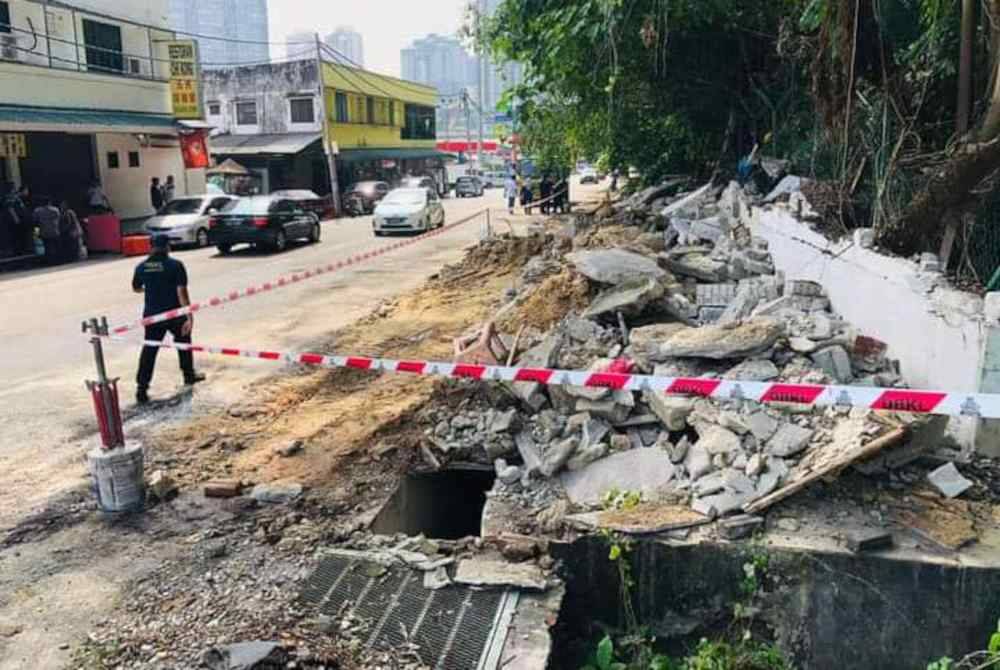 DBKL roboh tiga struktur kekal berbumbung tanpa permit sah dan pindah halangan di Jalan Hang Tuah 4, Salak Selatan