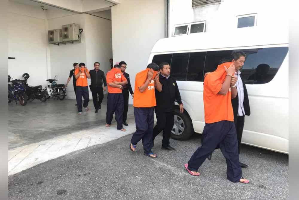 Kesemua suspek yang dikawal anggota SPRM keluar dari mahkamah selepas selesai sambung reman.