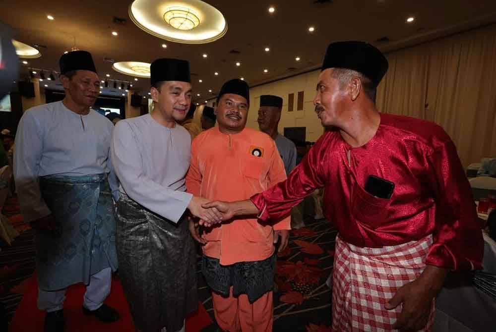 Onn Hafiz (dua dari kiri) meluangkan masa beramah mesra dengan tetamu pada majlis berkenaan.