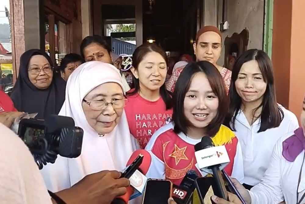 Sock Tao diiringi Wan Azizah ketika berkempen di pekan Kuala Kubu Baharu pada Khamis.