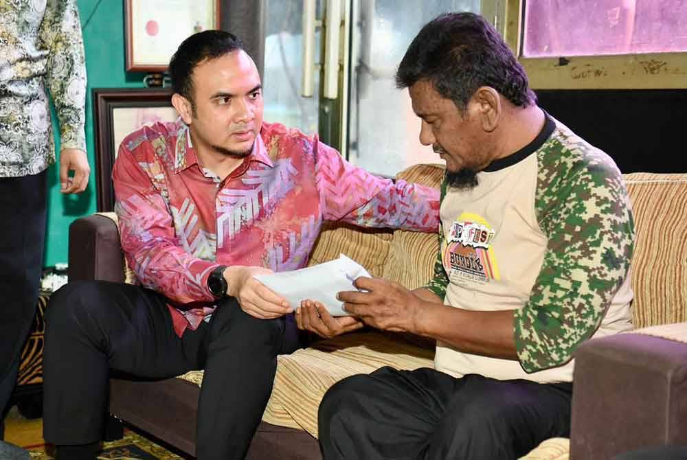 Farhan kanan ketika menziarahi seniman Ebby Yus yang sedang menderita akibat pelbagai komplikasi penyakit kronik sekali gus menghadkan penglibatan beliau dalam dunia seni. Foto Facebook Anwar Ibrahim