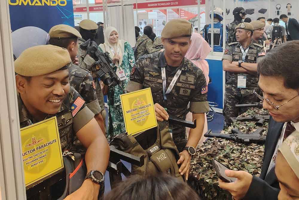 Mohd Hanif (tengah) berkongsi input berkait 69 Komando kepada pengunjung DSA dan NATSEC 2024 di MITEC Kuala Lumpur pada Khamis.