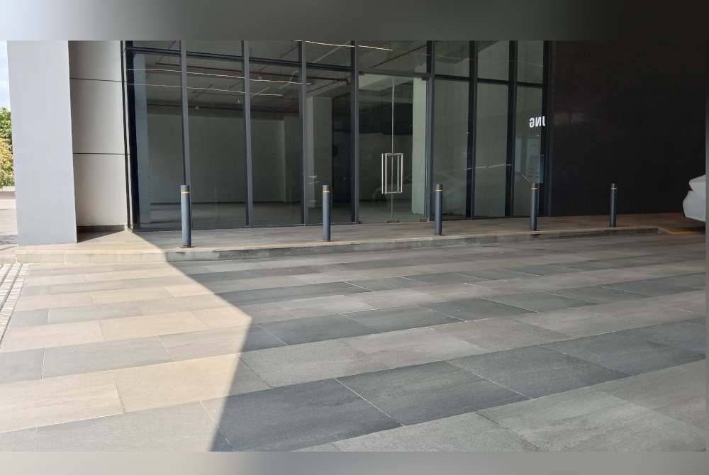 Keadaan lokasi kejadian simbah asid membabitkan tonggak skuad Selangor FC, Faisal Halim dekat sebuah pusat beli belah di Kota Damansara di sini pada Khamis.