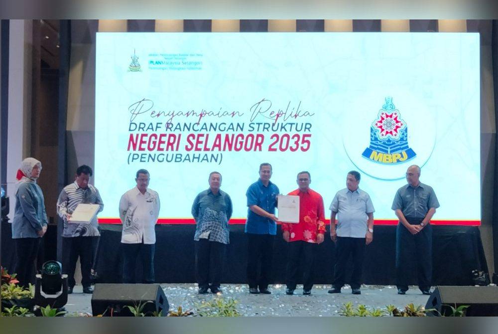 Amirudin (tiga dari kanan) menyerahkan draf Rancangan Struktur (RS) Negeri Selangor 2035 (Pengubahan) 2023 kepada Datuk Bandar Petaling Jaya, Datuk Mohamad Zahri Samingon.