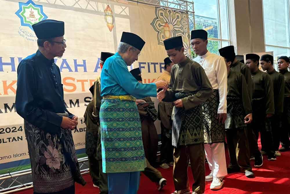 50 anak yatim yang berdaftar di bawah Yayasan Islam Darul Ehsan (YIDE) turut diraikan dan menerima sumbangan yang disampaikan Abdul Aziz (dua dari kiri) pada Khamis