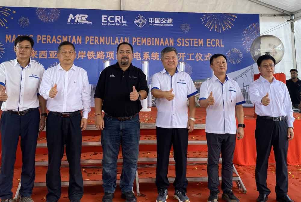 Qi (tiga dari kanan) ketika dalam Majlis Perasmian Permulaan Kerja Pemasangan Sistem ECRL di Chukai, Terengganu.