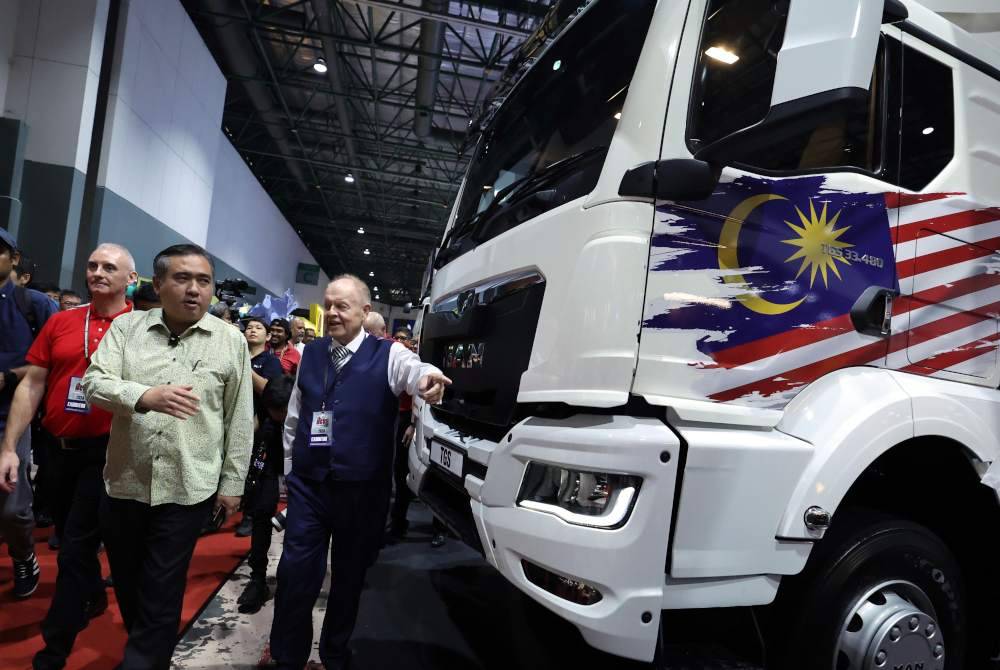 Anthony melawat di sekitar reruai pameran pada MCVE 2024 di MIECC pada Khamis. Foto Bernama