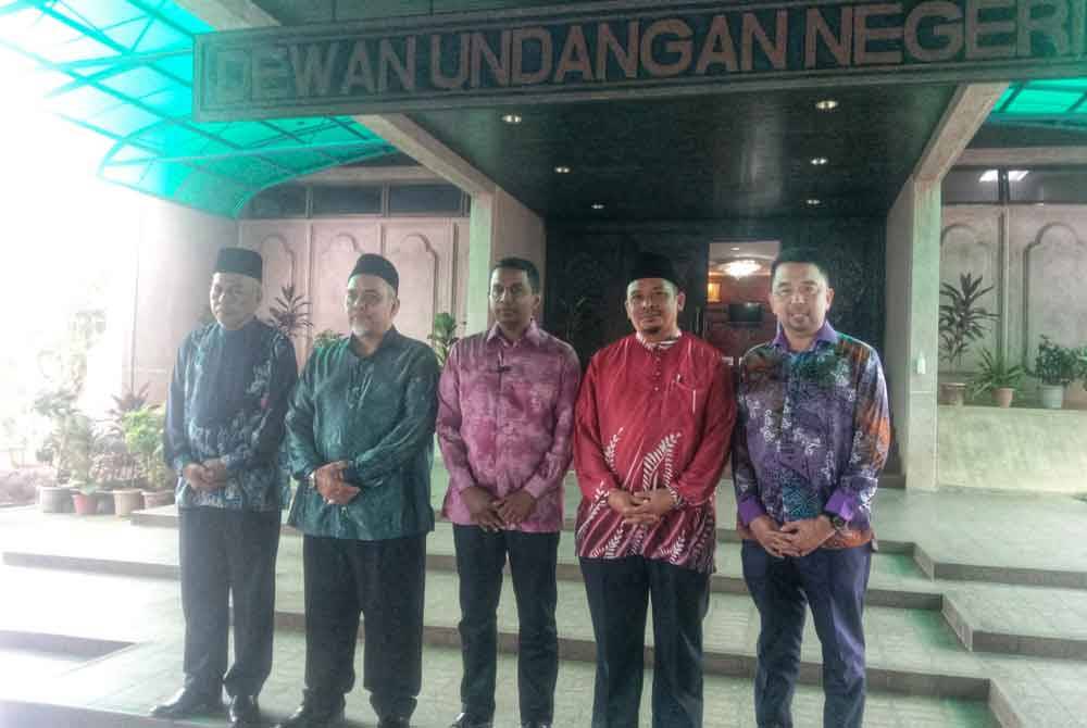 Mohamad Hanifah (tengah) bersama empat ADUN pembangkang ketika sidang akhbar selepas Persidangan Pertama (Perasmian) Penggal Kedua, DUN Negeri Sembilan Yang Ke-15 pada Khamis.
