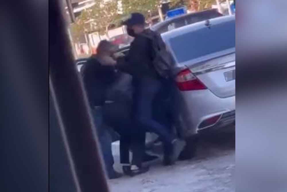 Tangkap layar video tular memaparkan kejadian samun melibatkan individu menyamar sebagai anggota polis di sebuah restoran di Kuantan.