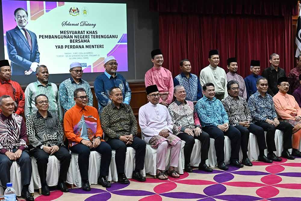 Anwar (duduk, tengah) bergambar bersama Ahmad Samsuri (duduk, empat kiri) dan beberapa jemaah menteri semasa menghadiri Mesyuarat Khas Pembangunan Negeri Terengganu di Wisma Darul Iman pada Khamis. Foto Bernama